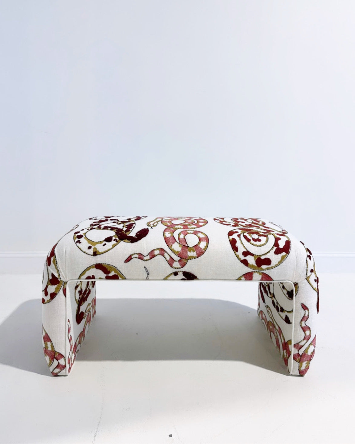 The Forsyth Waterfall Bench in Pierre Frey Venimeuses