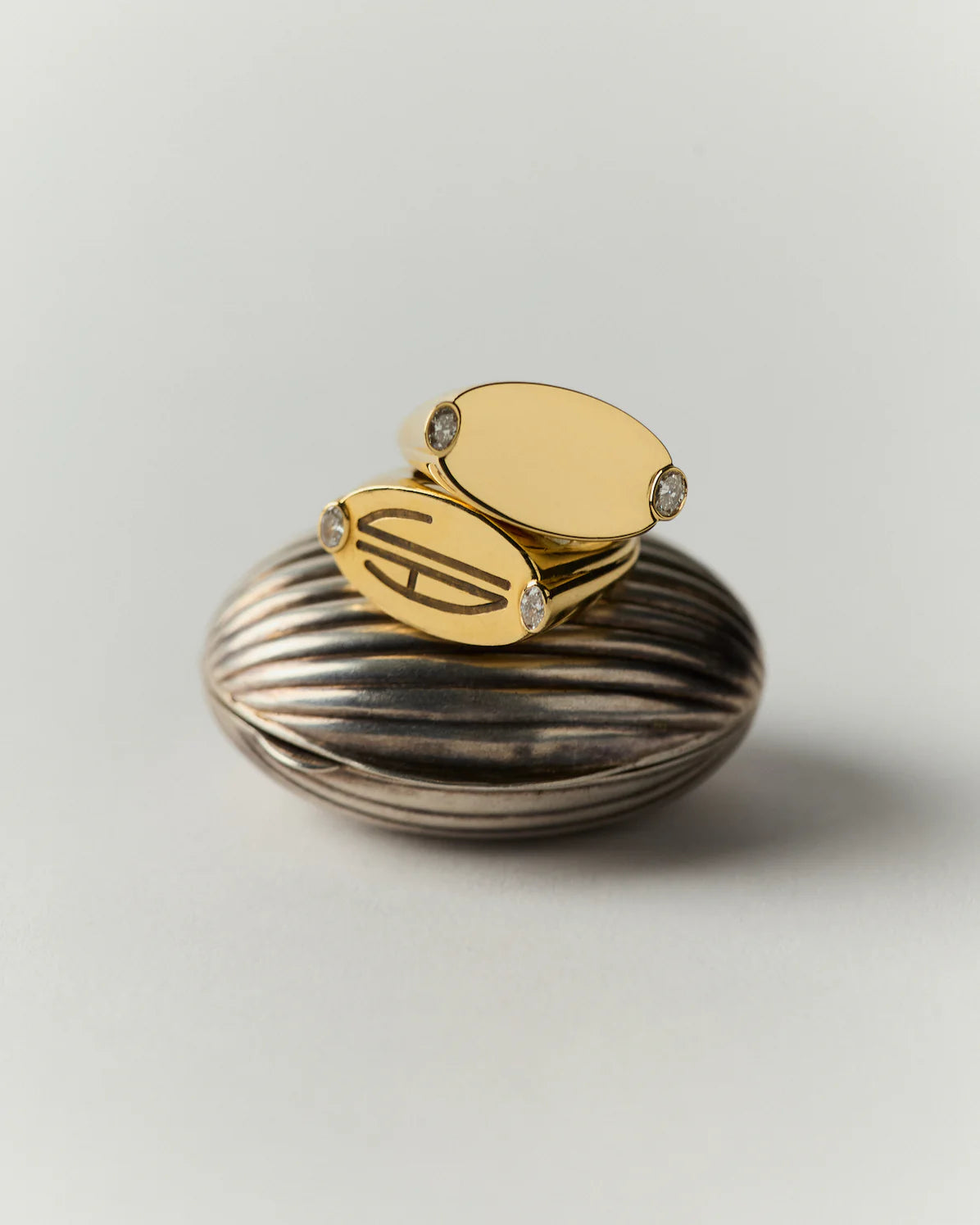 The Signet Ring with Diamonds
