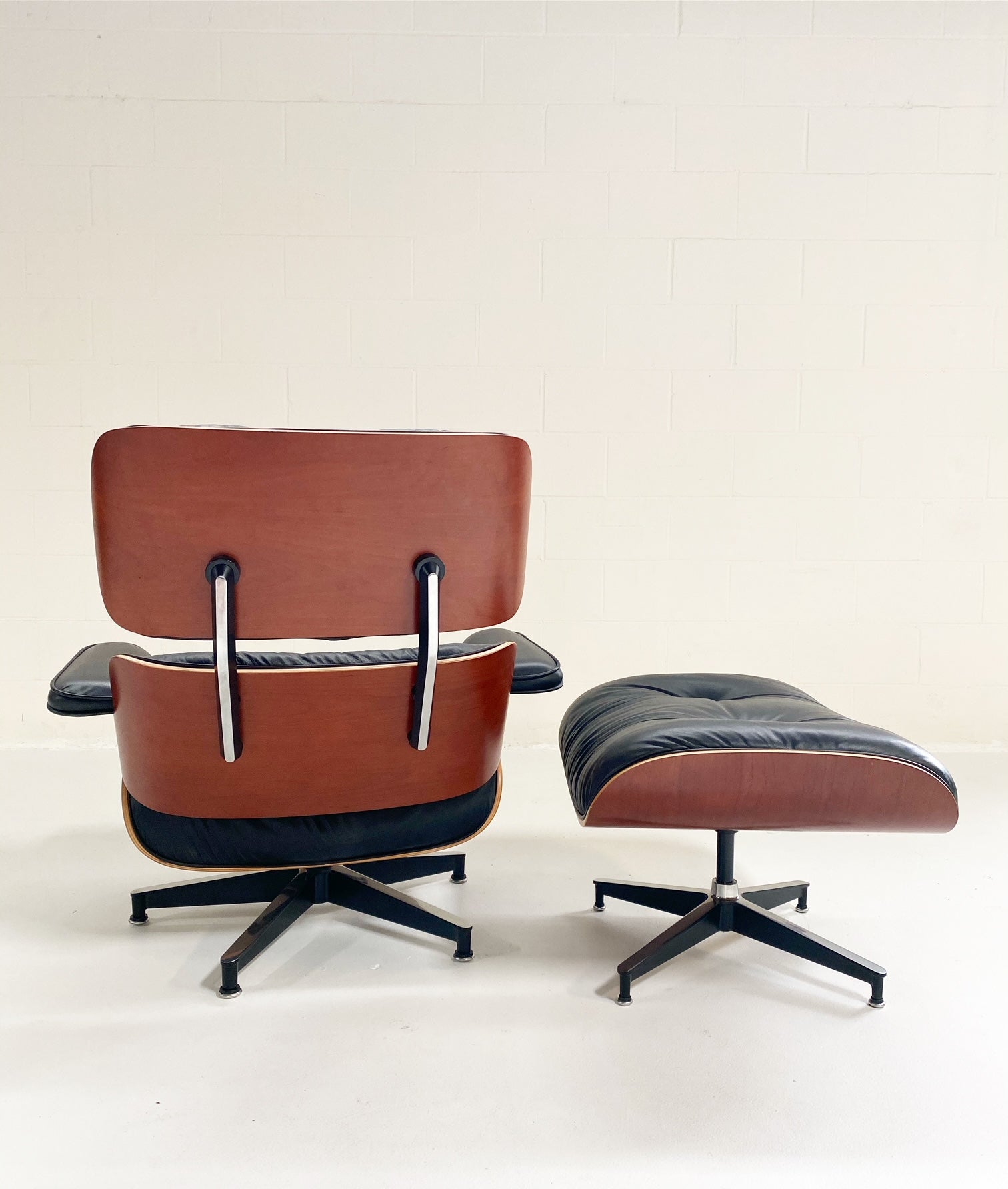 670 Lounge Chair & 671 Ottoman