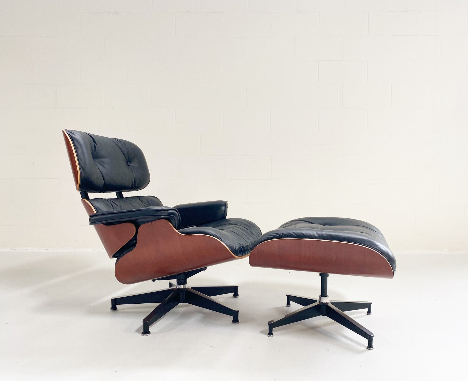 670 Lounge Chair & 671 Ottoman