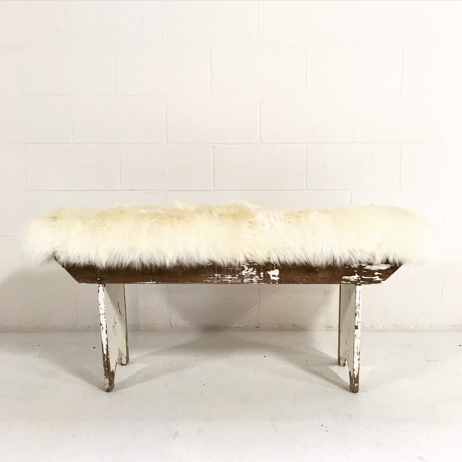 Farmhouse Bench with Sheepskin Cushion – FORSYTH