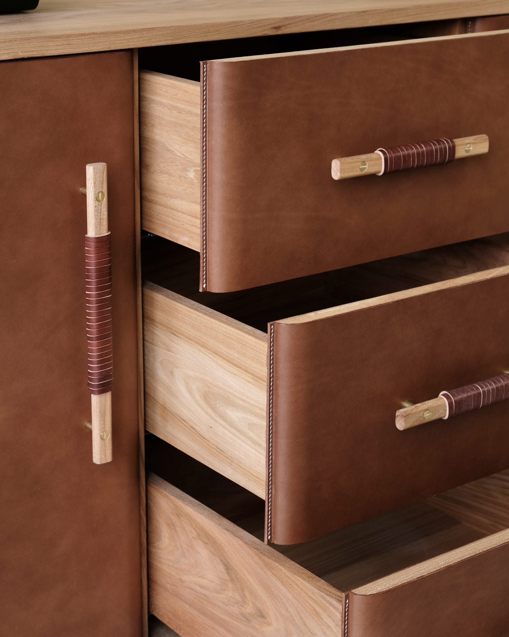 Rhapso Credenza
