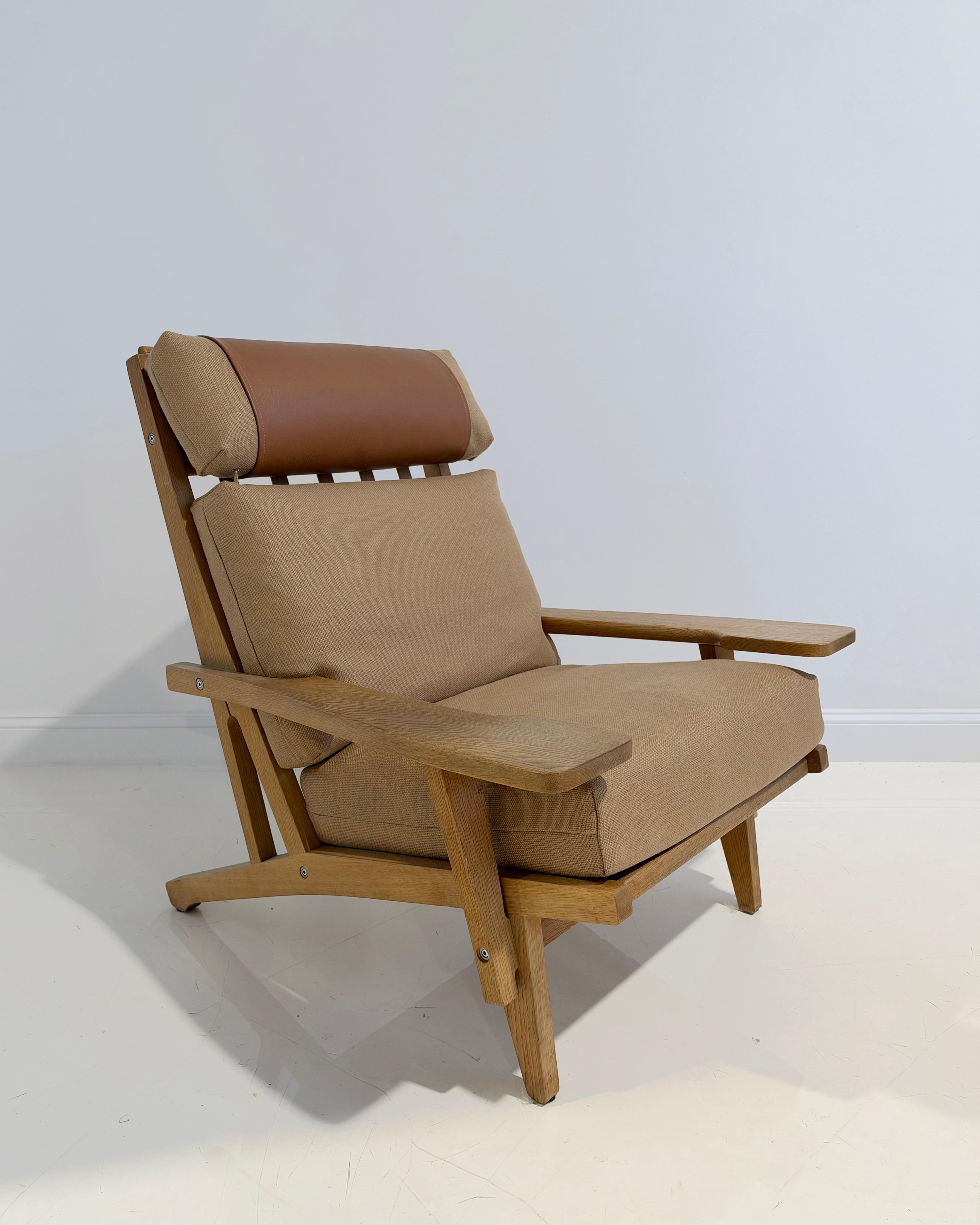 Model GE 375 Lounge Chair in Loro Piana Leather and Linen