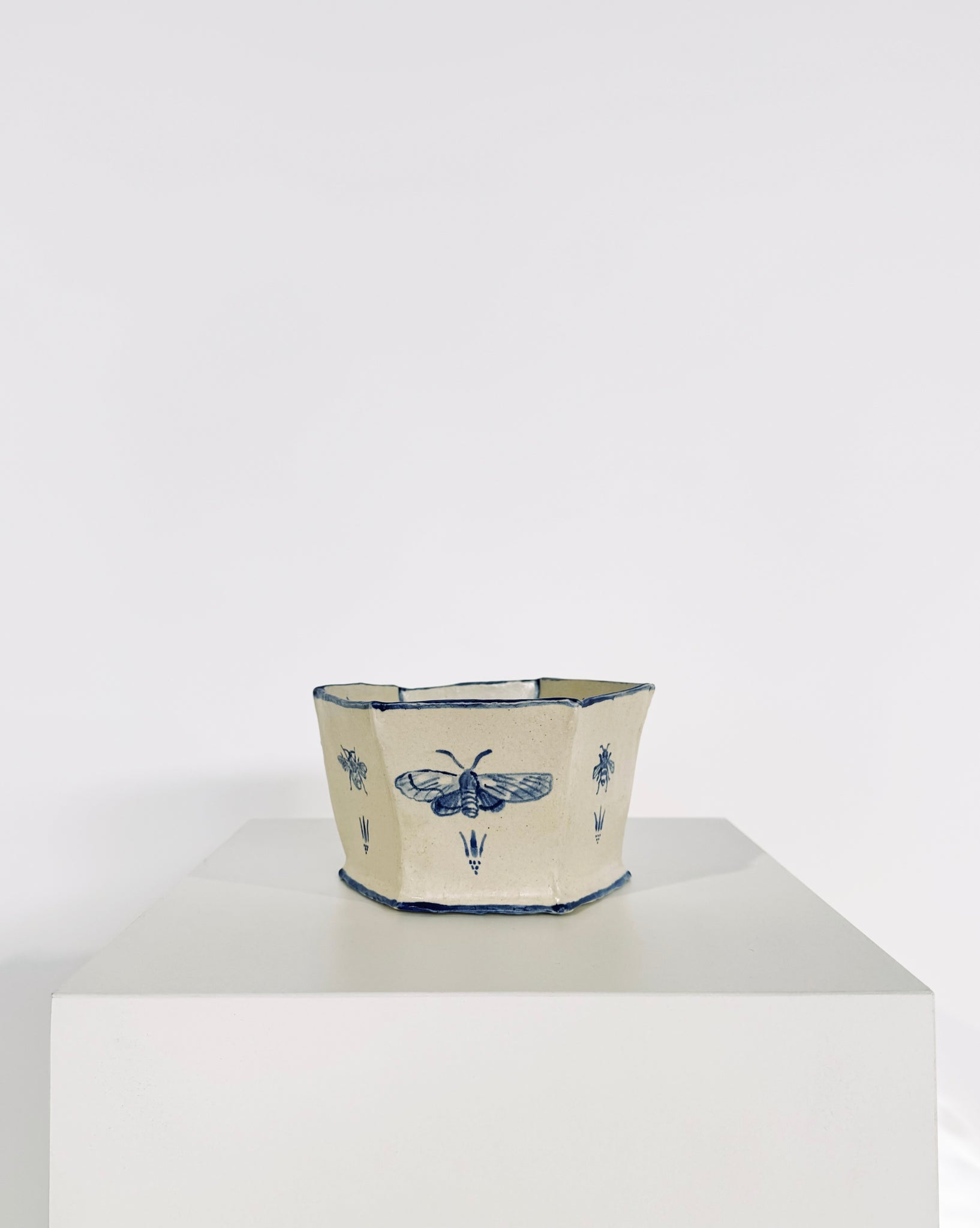 Les Mères et Les Abeilles Affamées Vase