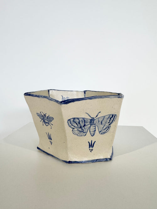 Les Mères et Les Abeilles Affamées Vase