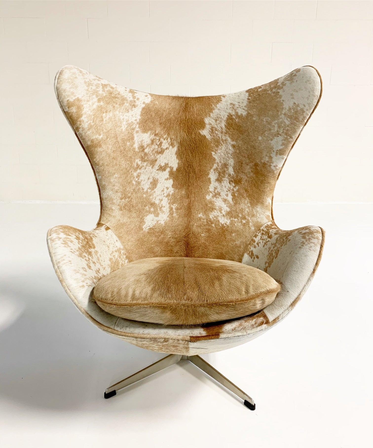 Egg Chairs in Brazilian Cowhide, pair - FORSYTH