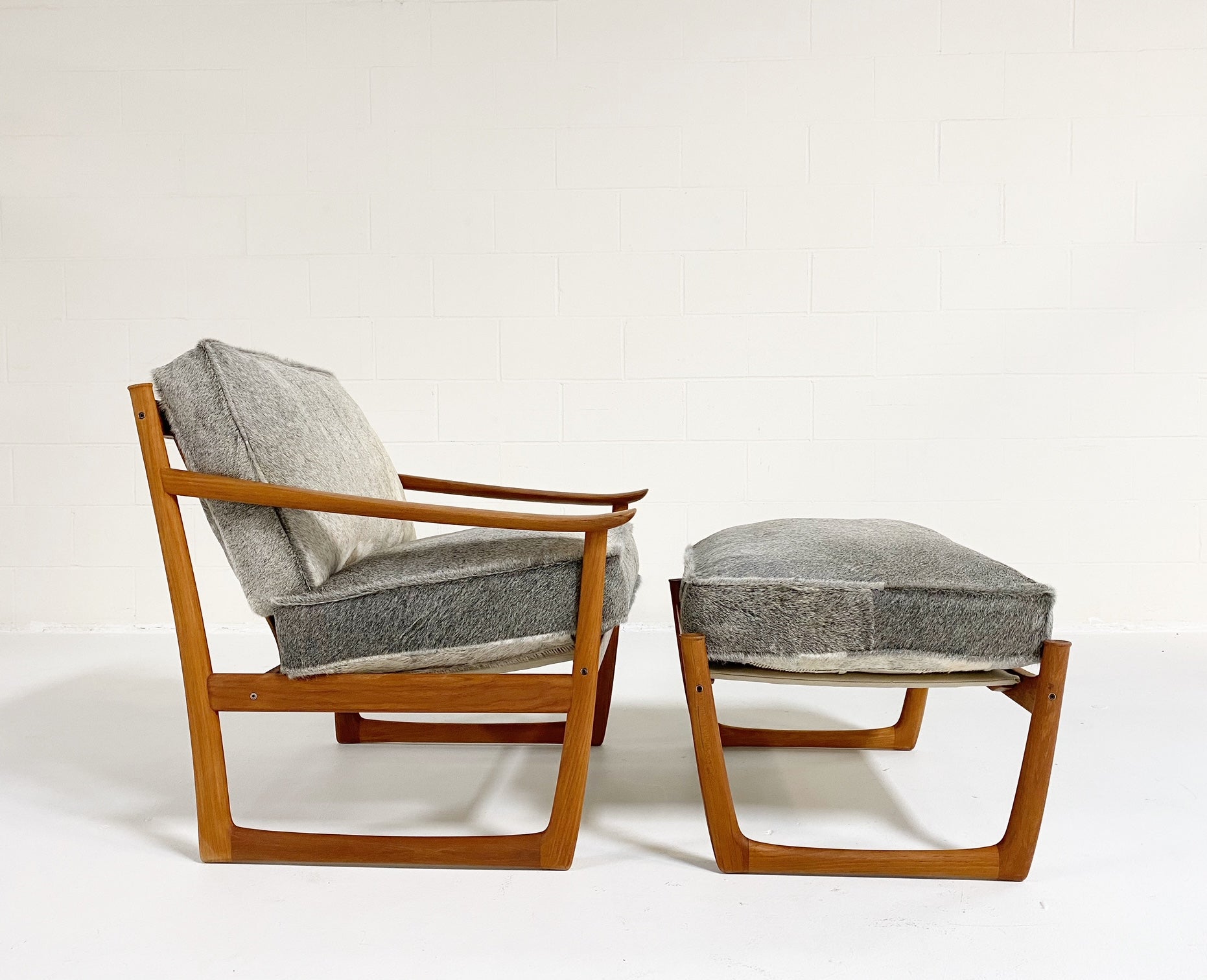 FD-130 Teak Lounge Chair and Ottoman in Brazilian Cowhide