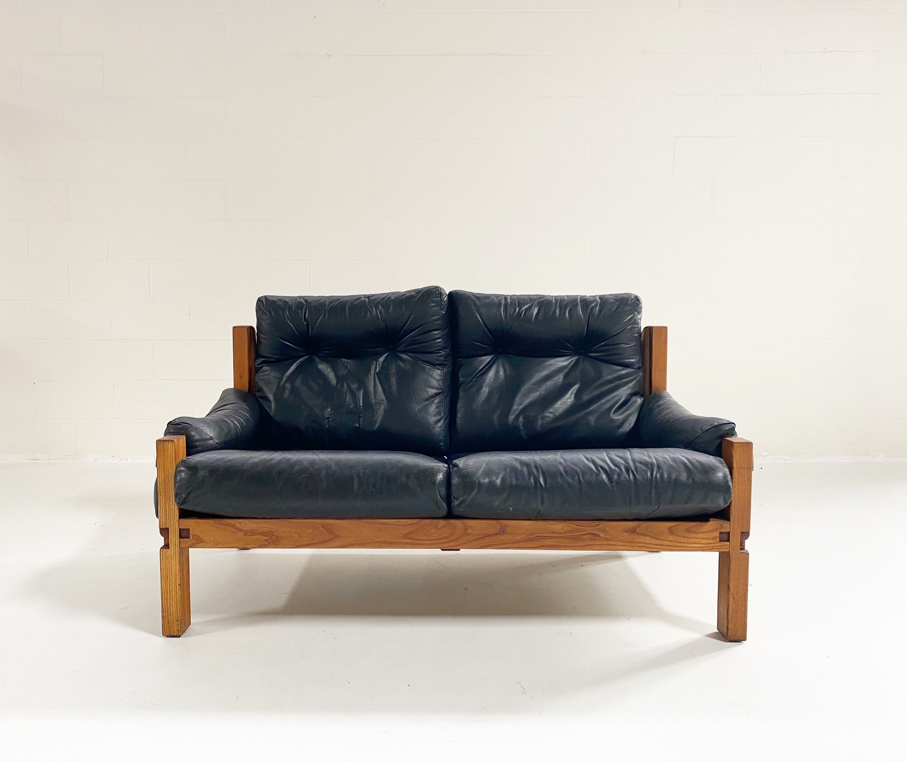 S22 Settee
