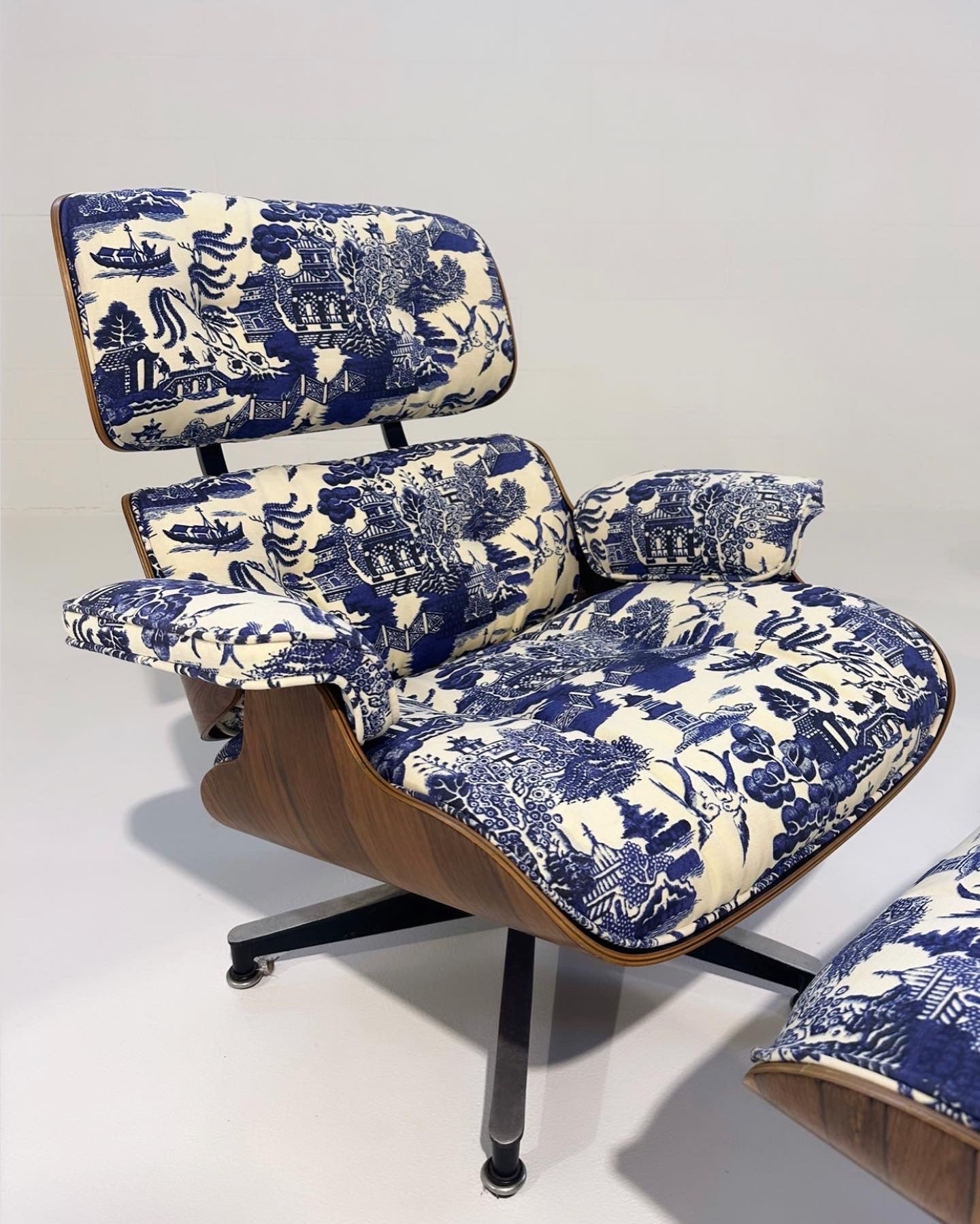 670 Lounge Chair & 671 Ottoman in Beata Heuman Willow Linen Cotton
