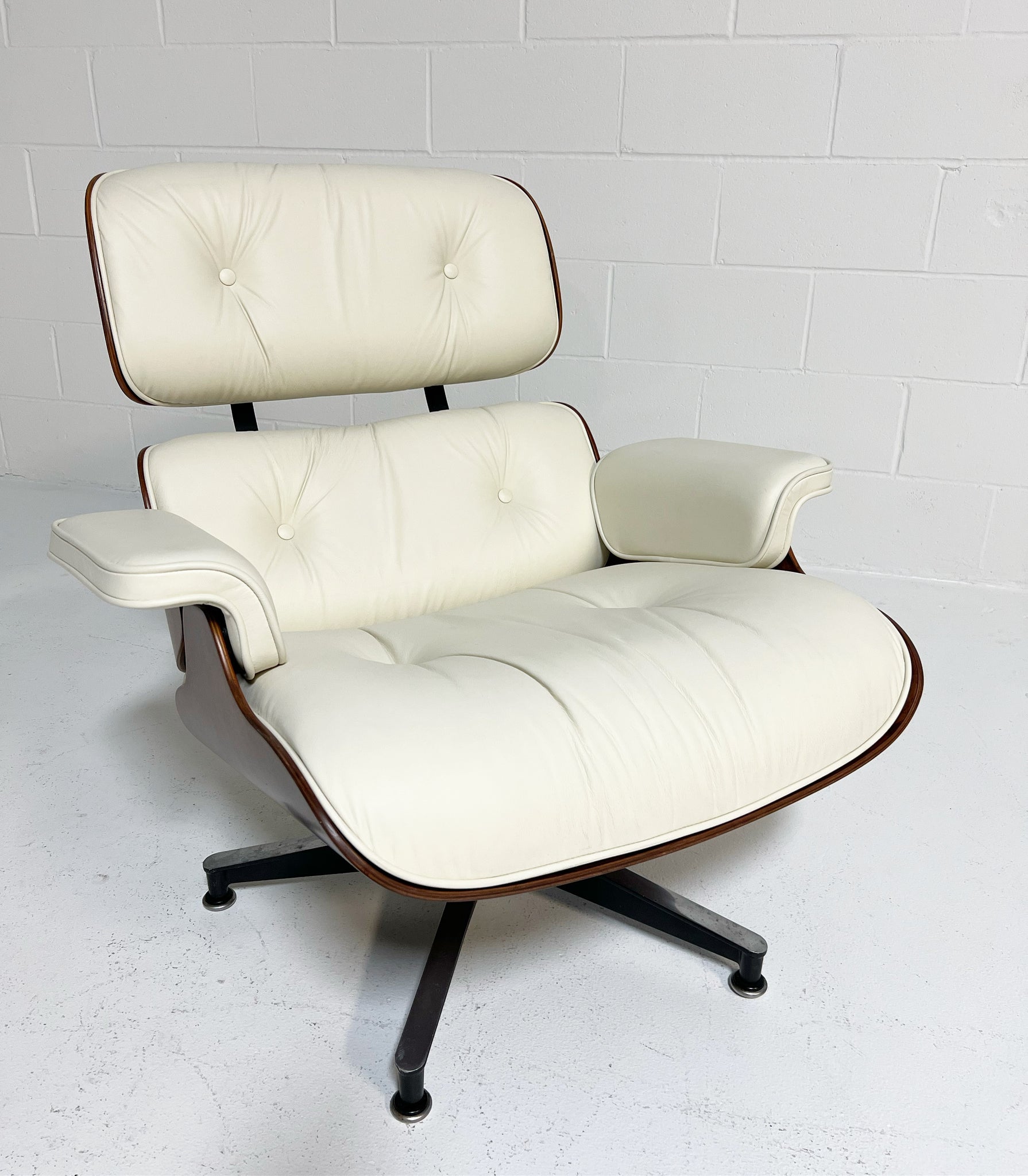 670 Lounge Chair & 671 Ottoman