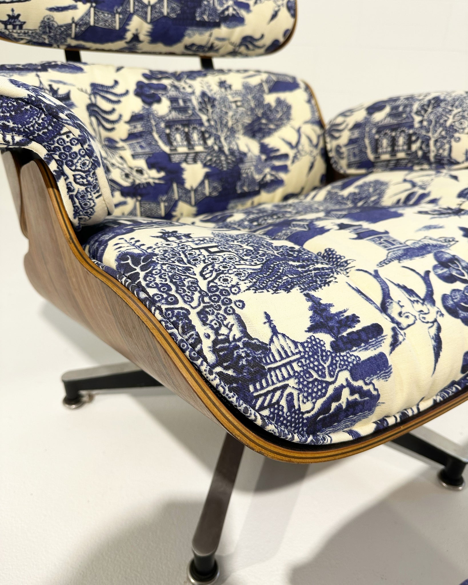 670 Lounge Chair & 671 Ottoman in Beata Heuman Willow Linen Cotton