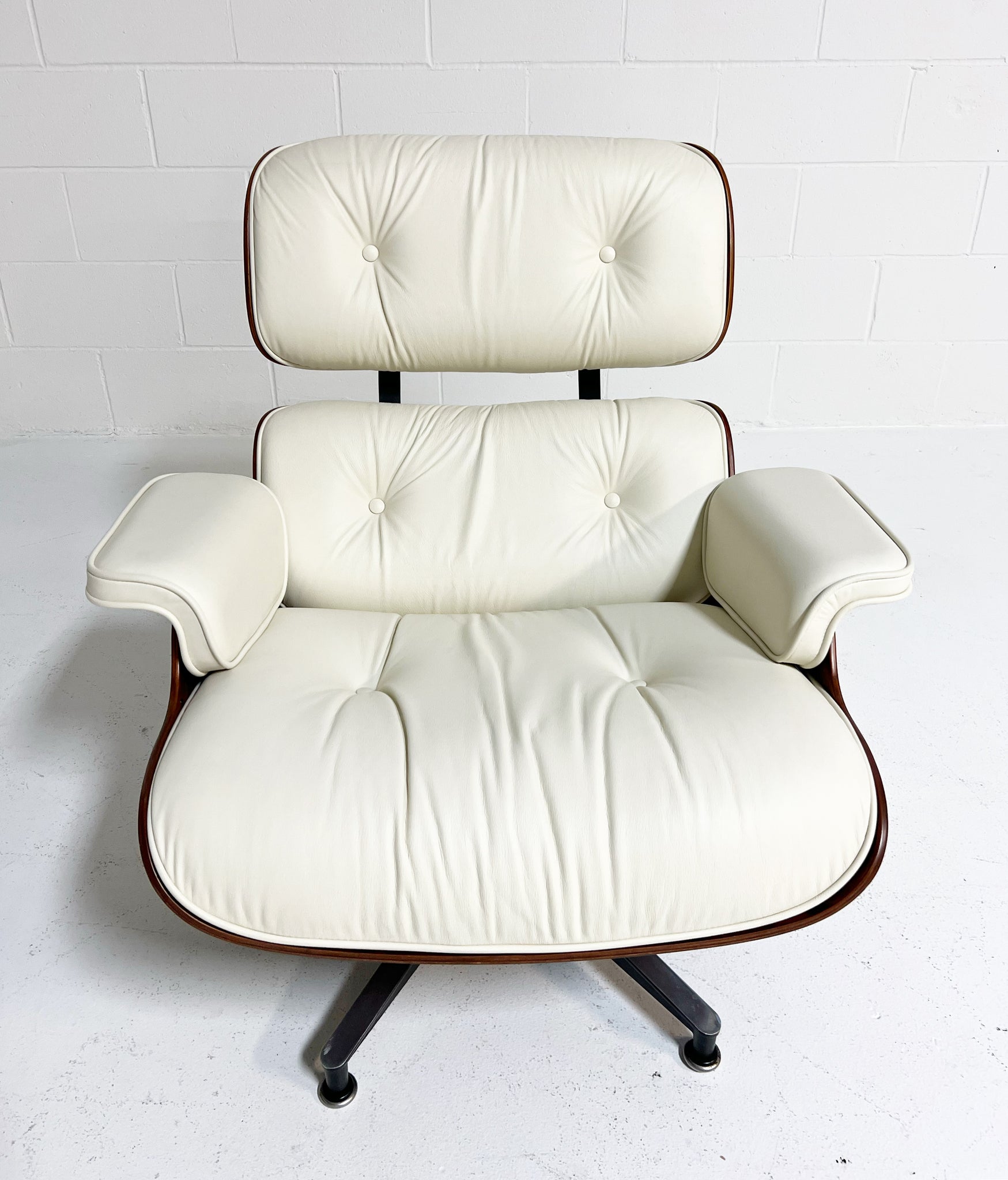 670 Lounge Chair & 671 Ottoman