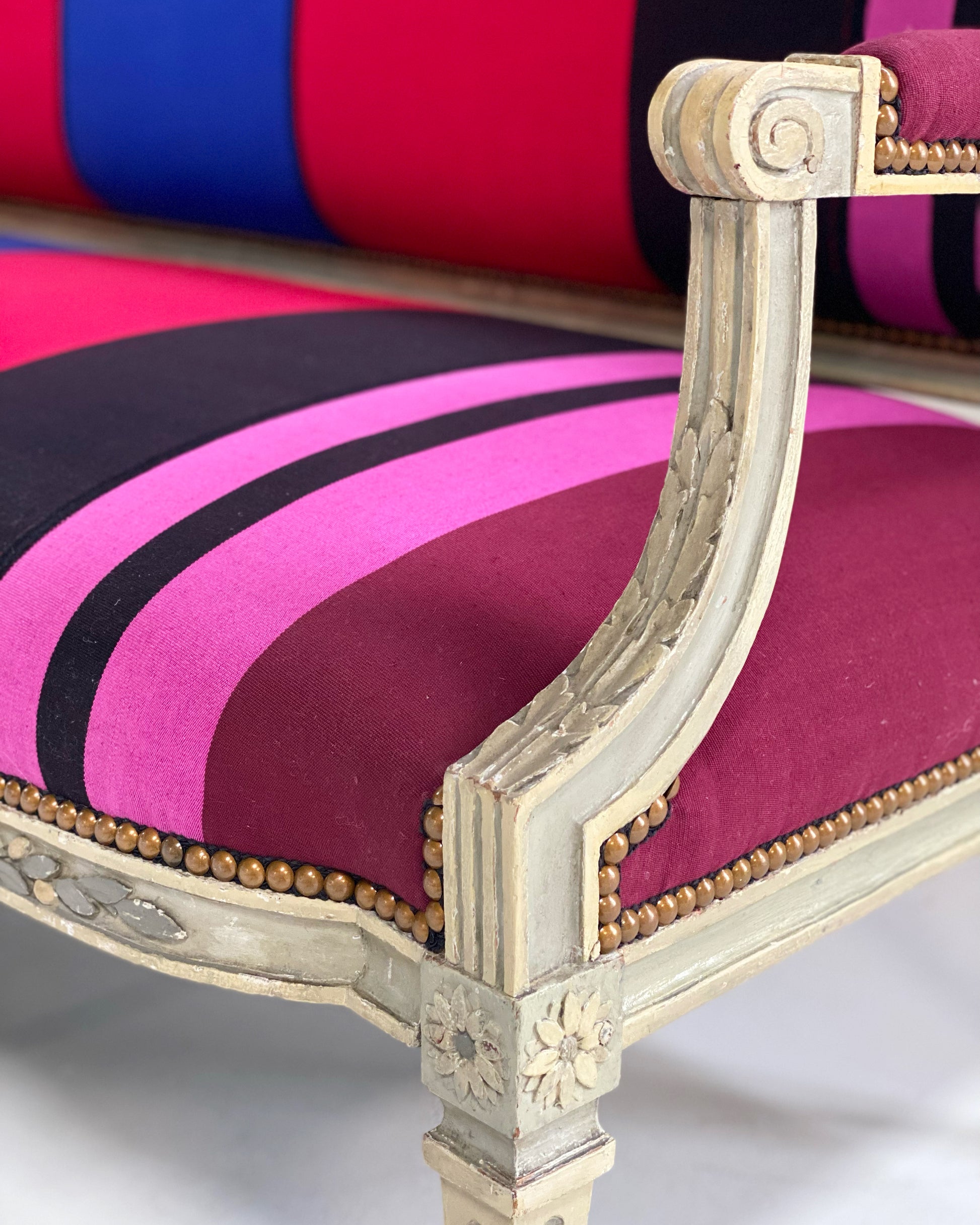 18th Century Louis XVI Canapé in Colville Cristobal Cotton - FORSYTH