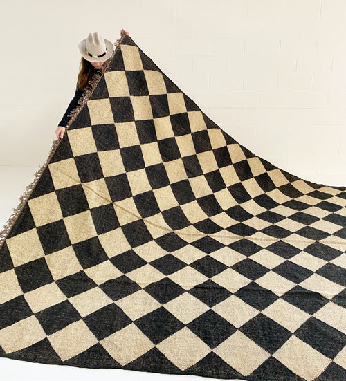 The Checkerboard Rug - Diamond Check in Off Black