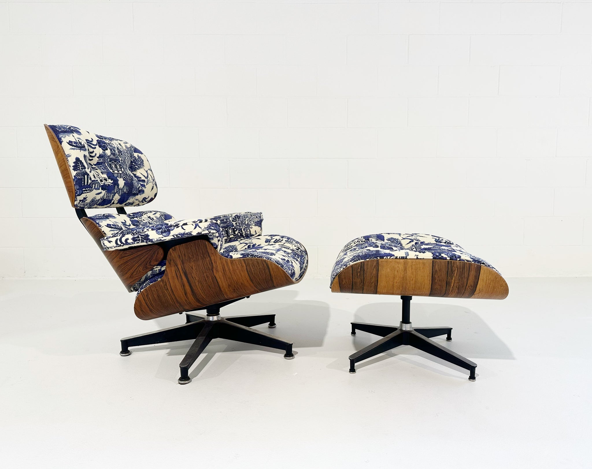 670 Lounge Chair & 671 Ottoman in Beata Heuman Willow Linen Cotton