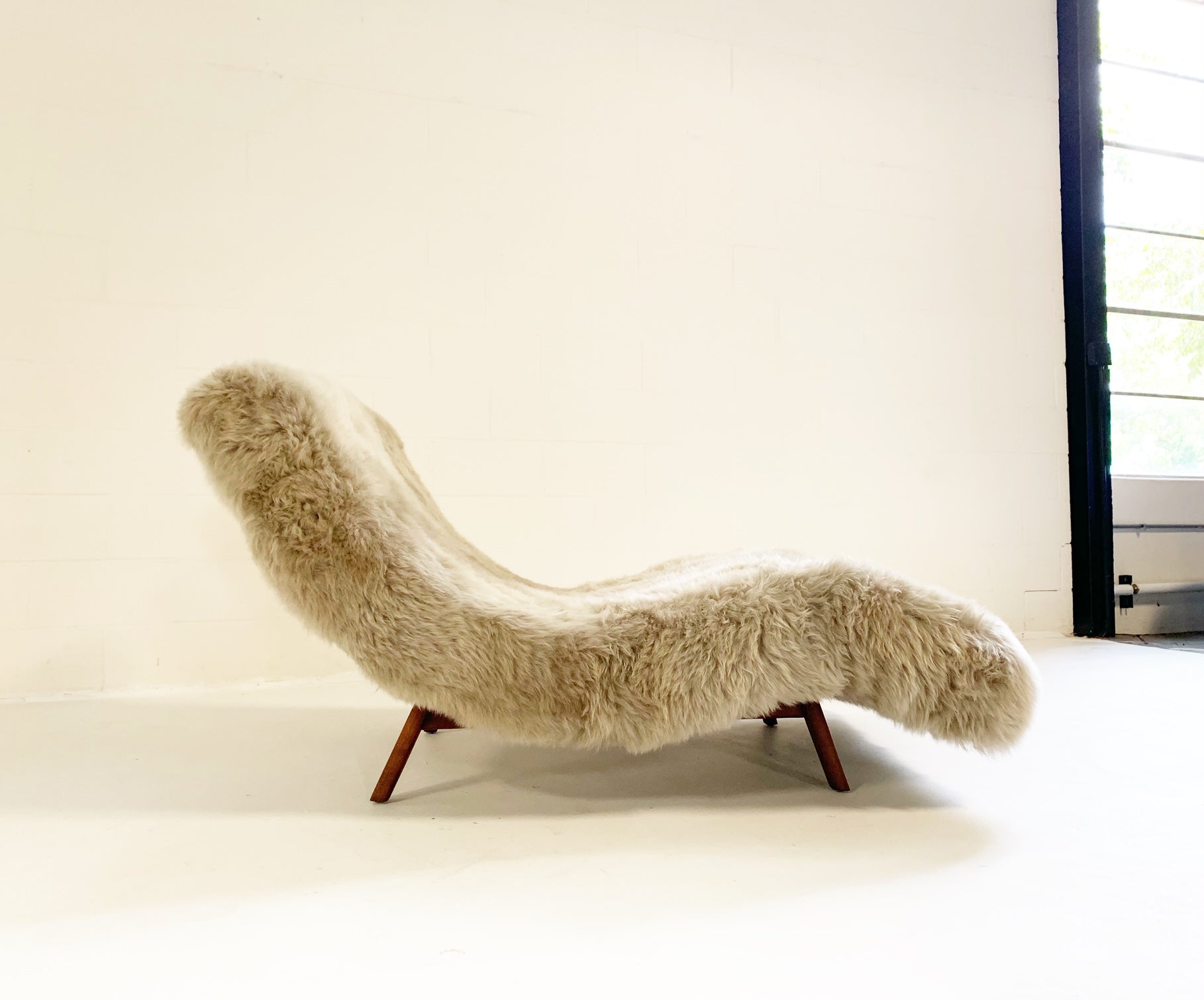 Wave Chaise Lounge in New Zealand Sheepskin - FORSYTH
