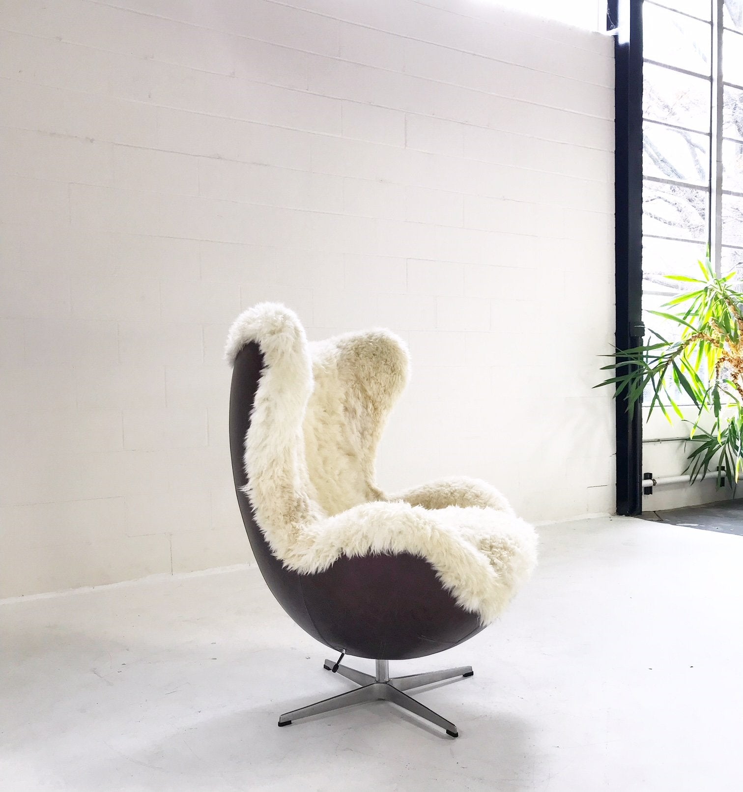 Egg Chair in Brazilian Sheepskin and Leather - FORSYTH