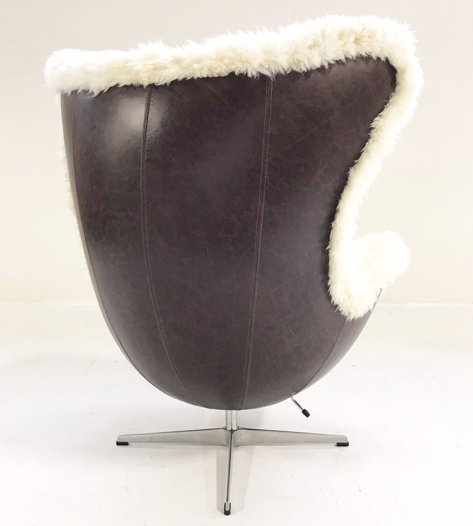 Egg Chair in Brazilian Sheepskin and Leather - FORSYTH