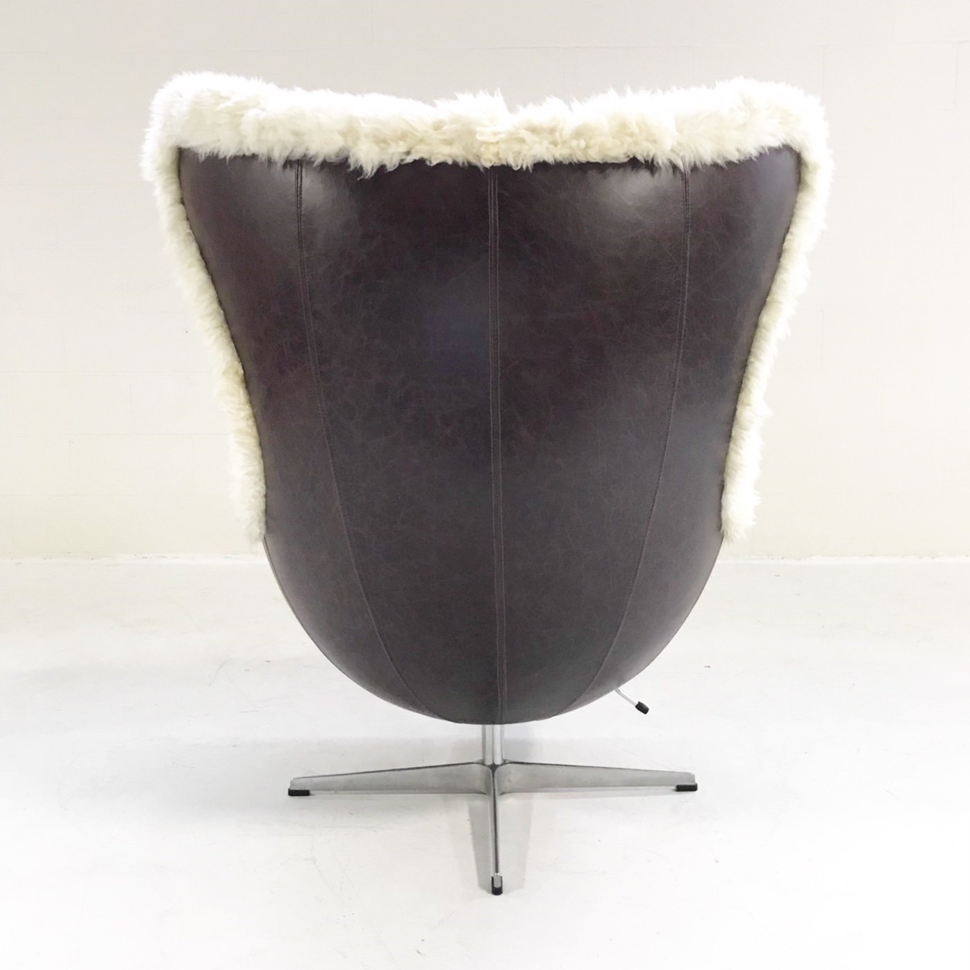 Egg Chair in Brazilian Sheepskin and Leather - FORSYTH