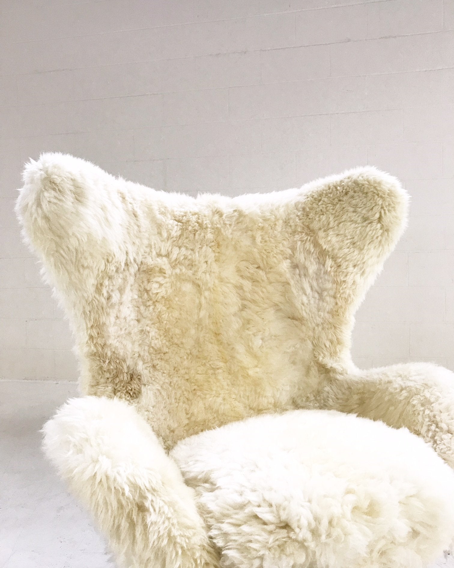 Egg Chair in Brazilian Sheepskin and Leather - FORSYTH