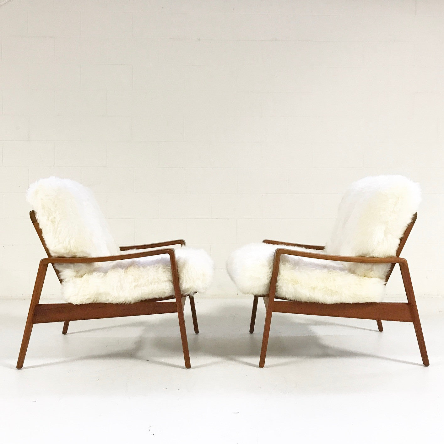 Lounge Chairs in New Zealand Sheepskin, pair - FORSYTH