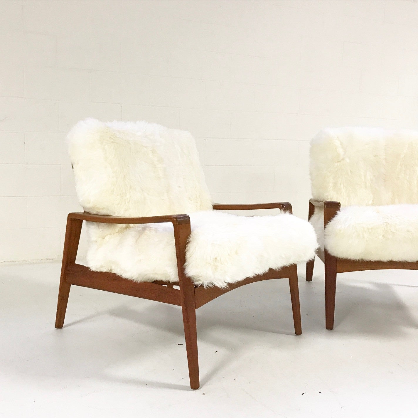 Lounge Chairs in New Zealand Sheepskin, pair - FORSYTH