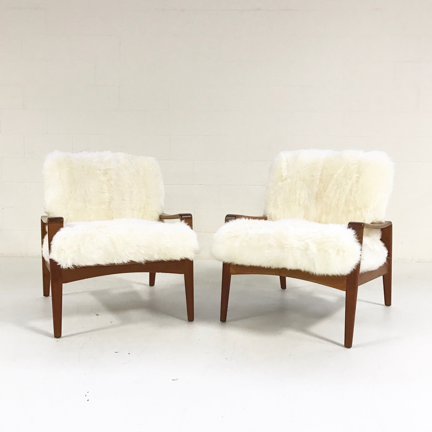 Lounge Chairs in New Zealand Sheepskin, pair - FORSYTH