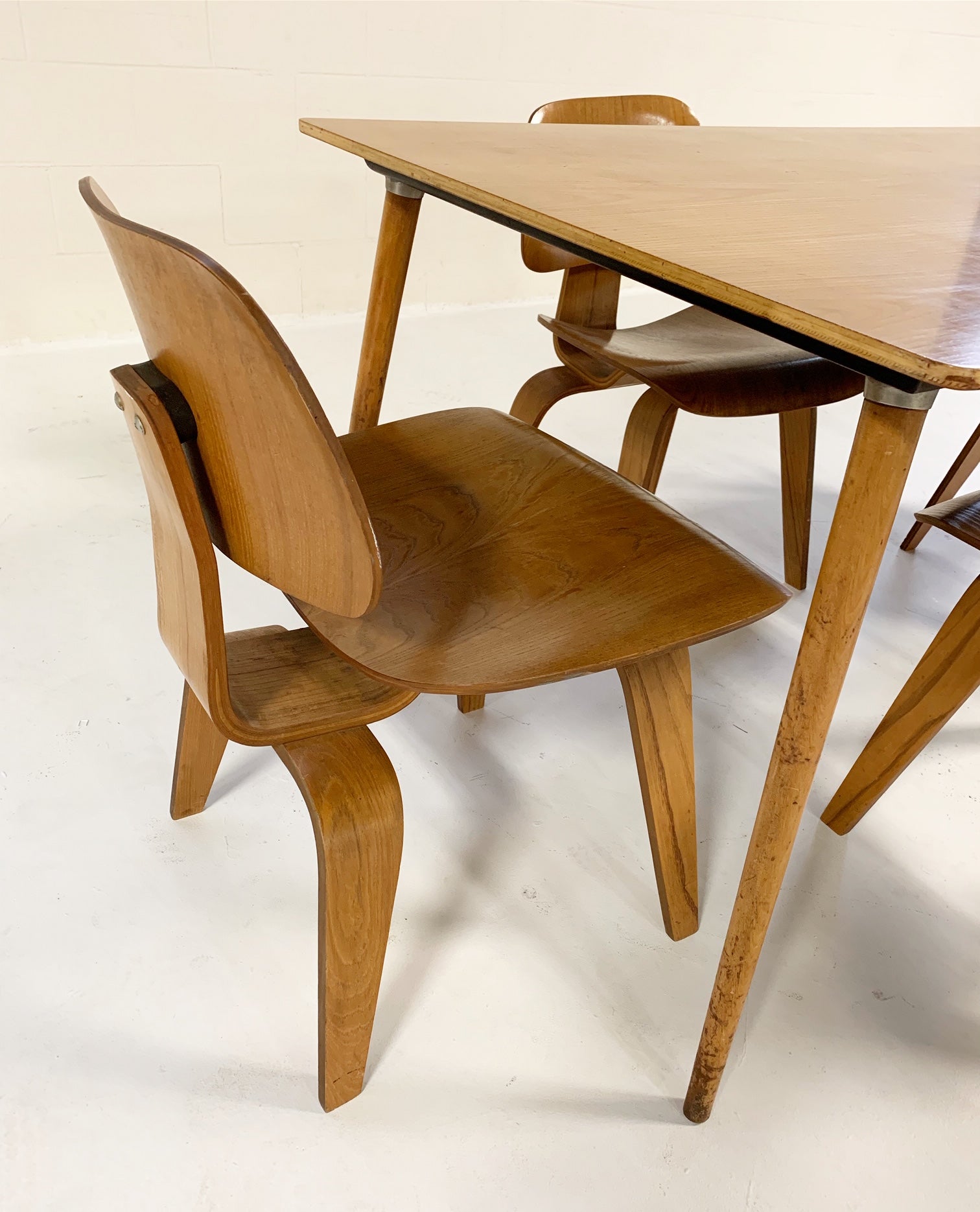 DTW-3 Table and DCW Dining Chairs, set of 4 - FORSYTH