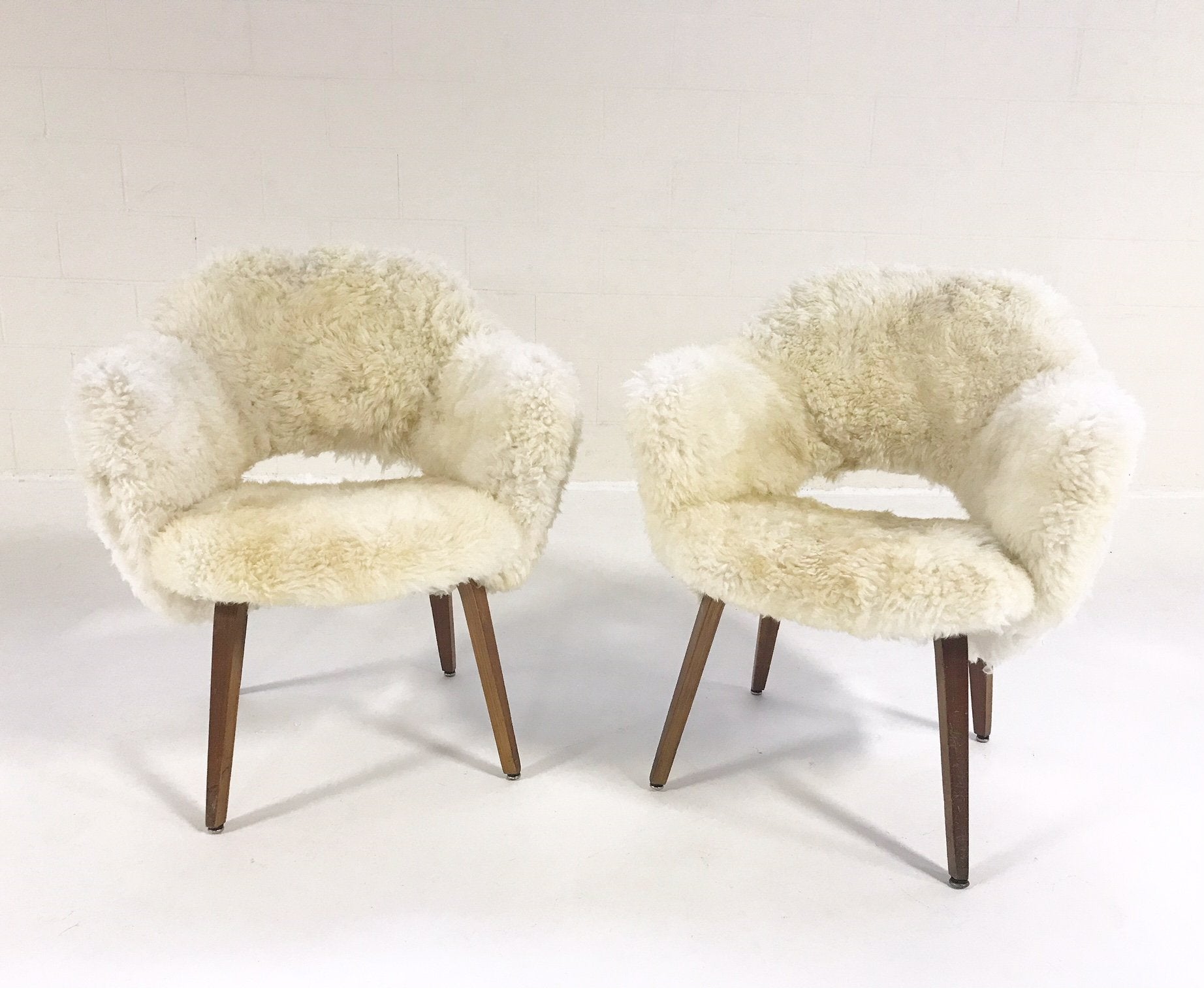 Executive Armchairs in Brazilian Sheepskin, pair - FORSYTH