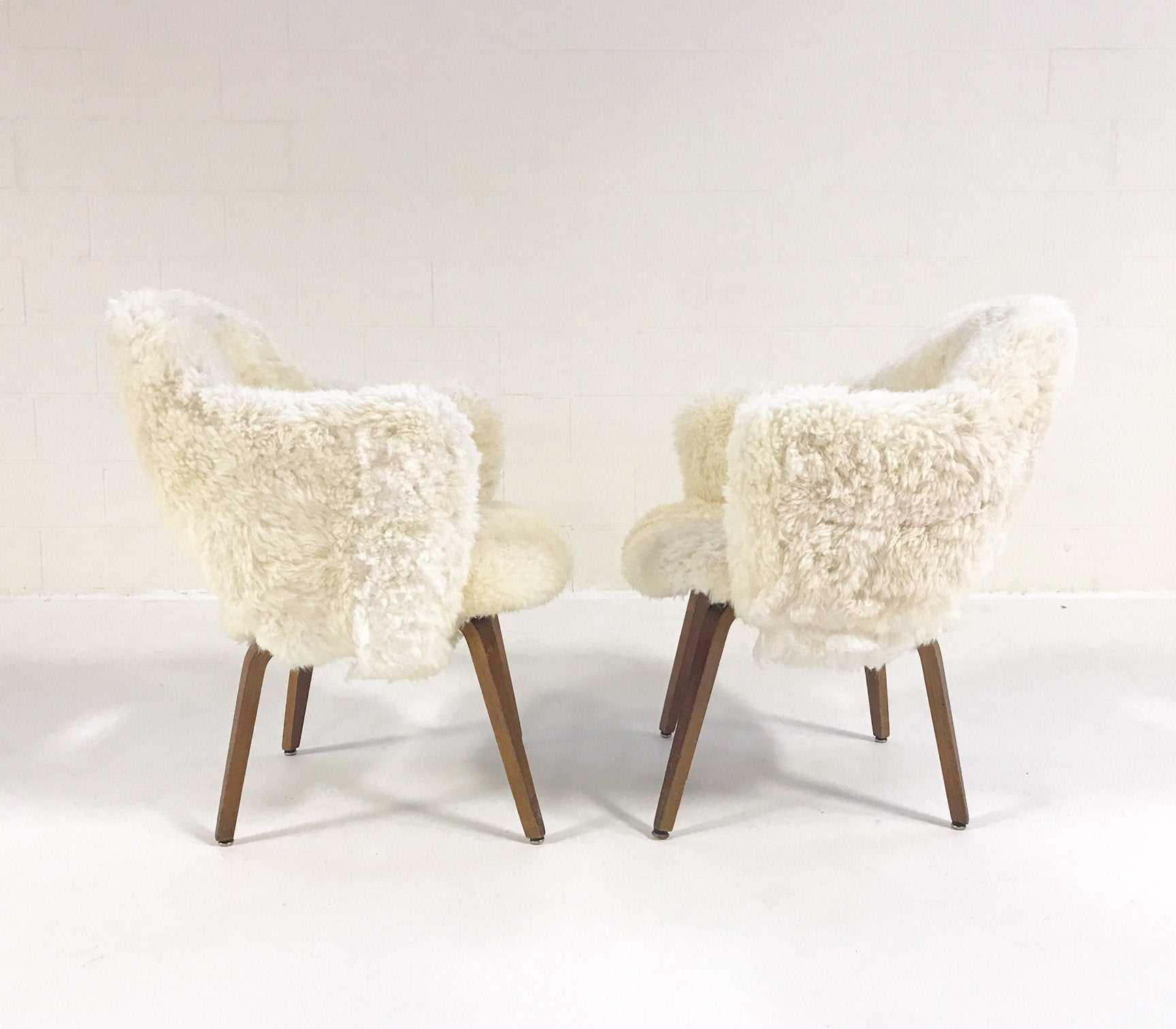 Executive Armchairs in Brazilian Sheepskin, pair - FORSYTH