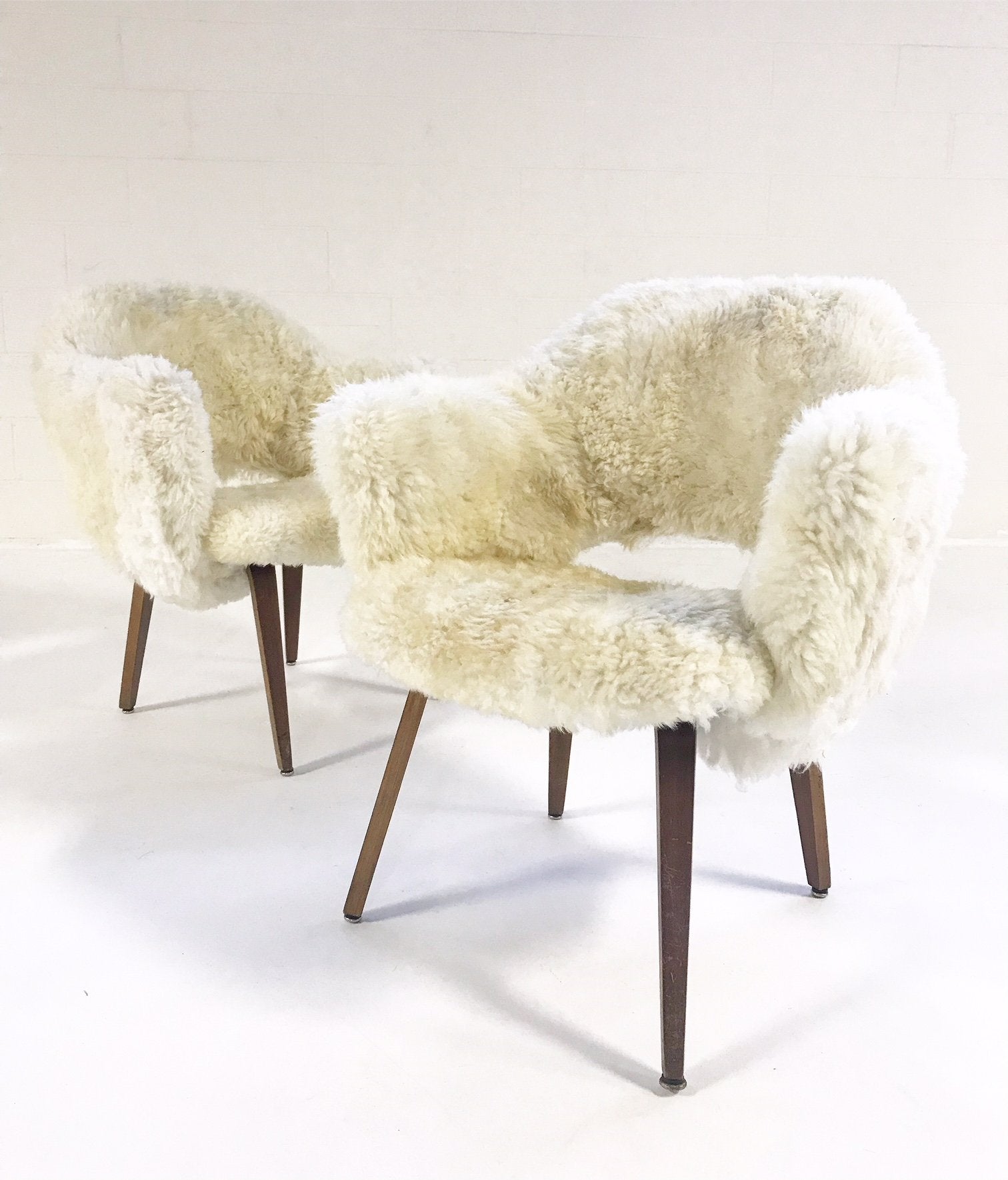 Executive Armchairs in Brazilian Sheepskin, pair - FORSYTH