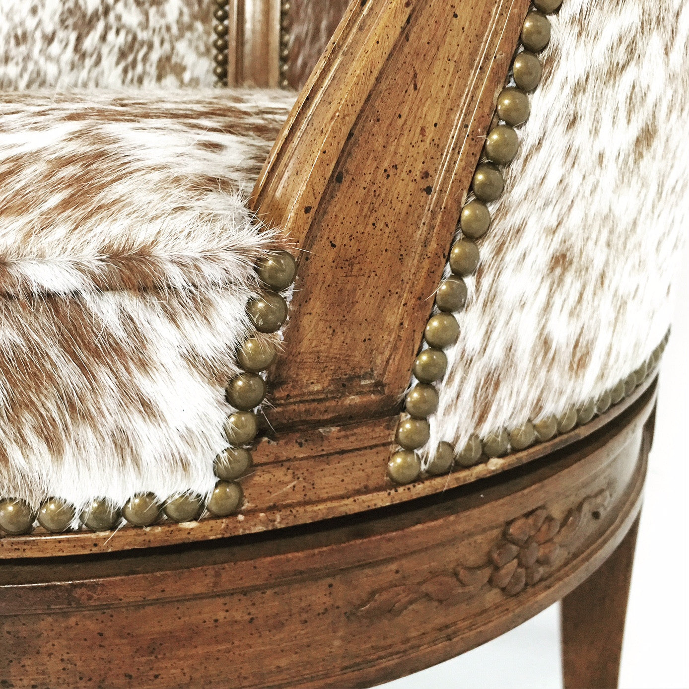 Vintage Swivel Chair in Brazilian Cowhide - FORSYTH