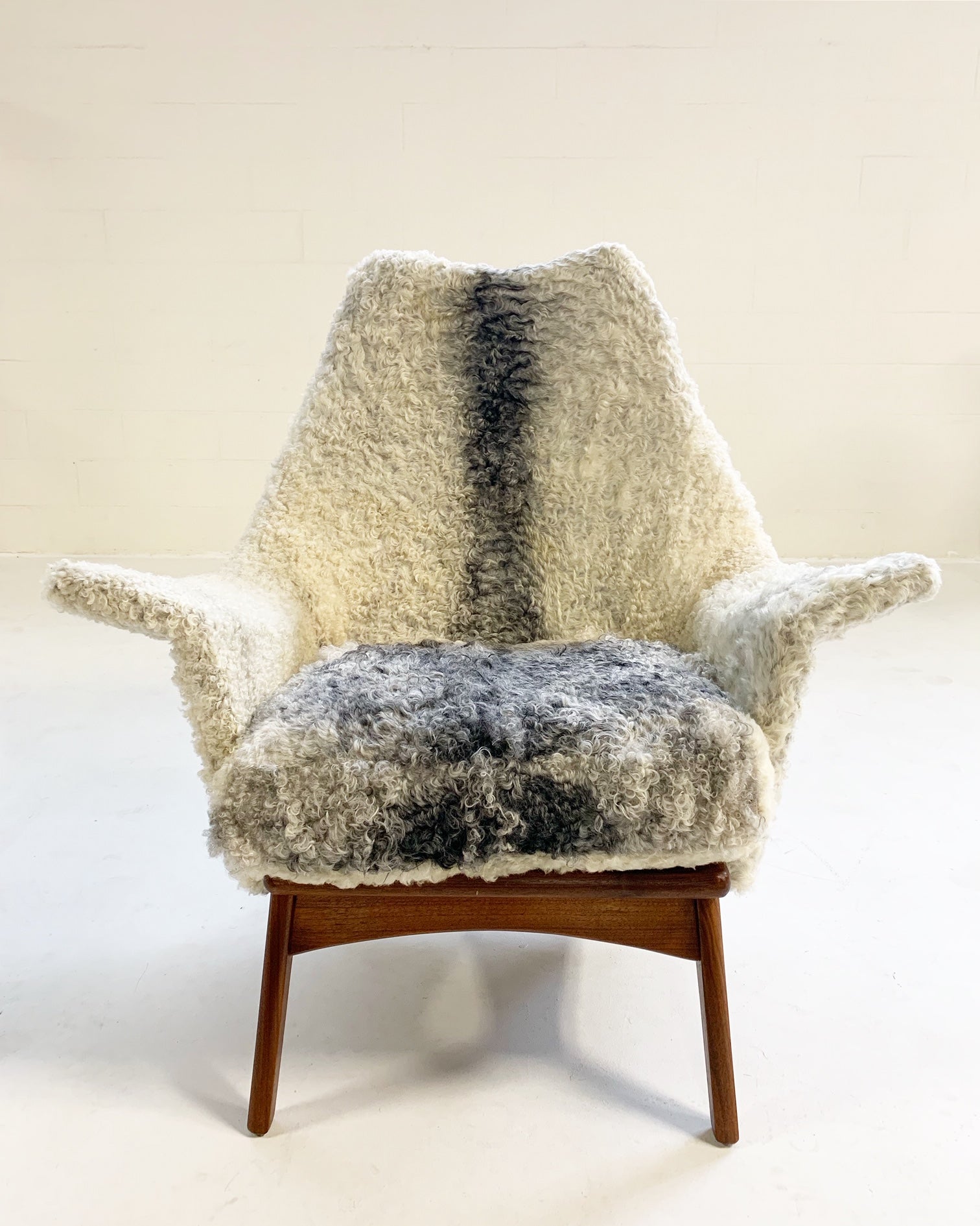 1611 C Lounge Chair in Gotland Sheepskin - FORSYTH